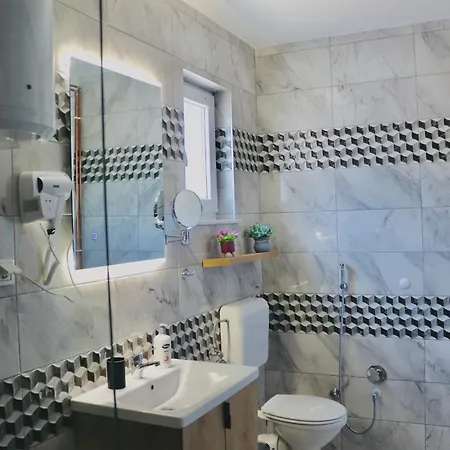 Saraj With Swimming Pool & Jacuzzi Near