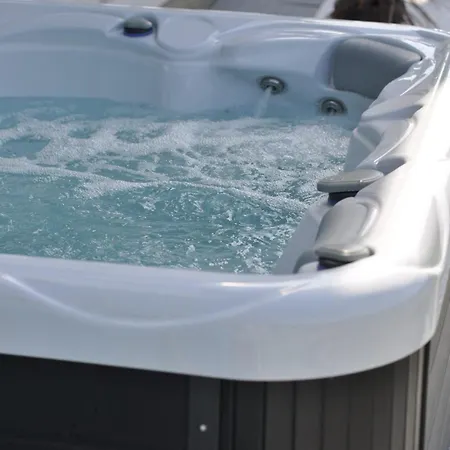 Saraj With Swimming Pool & Jacuzzi Near *